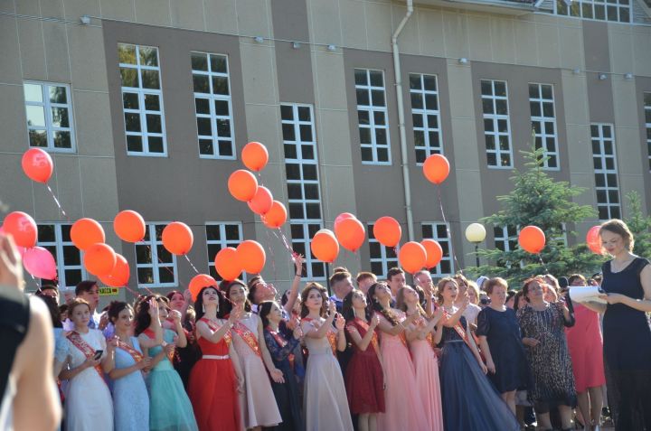Завтра в Агрызе пройдет общегородской выпускной бал