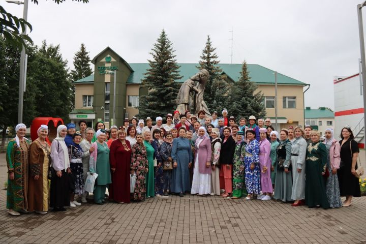 Гөлия Закирова  “Ак калфак” Бөтендөнья татар хатын-кызлар республика иҗтимагый оешмасының күчмә утырышта катнаша