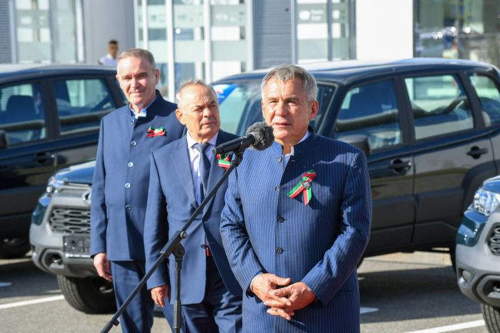 Главам сельских поселений вручили ключи от новых автомобилей