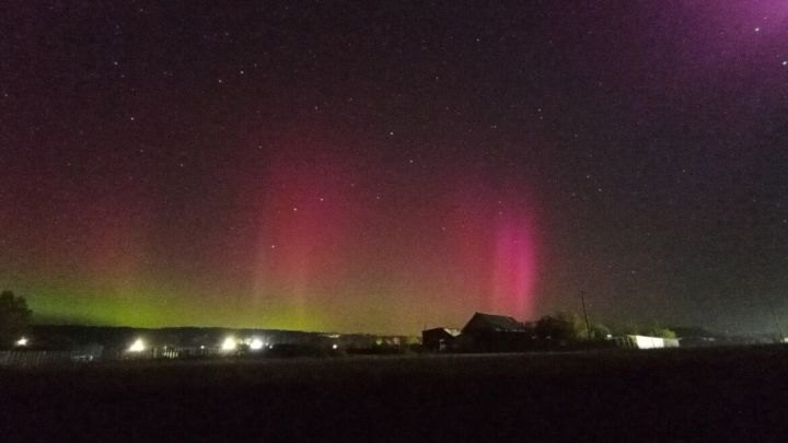 Северное сияние заснял фотограф в небе над селом Азево