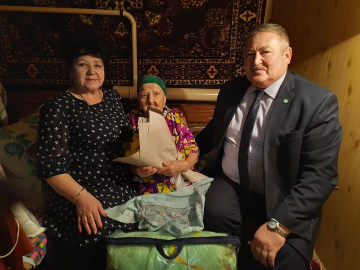 Тыл һәм хезмәт ветераны Фәридә әби Хәсәновага 95 яшь тулды