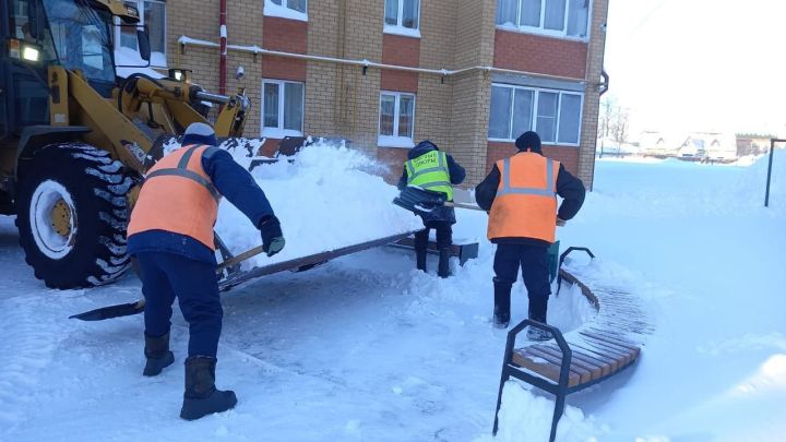 В Агрызе продолжается уборка снега во дворах МКД