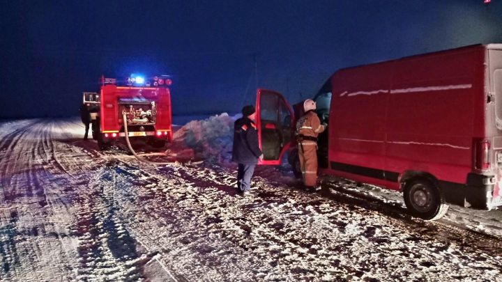 Недалеко от Агрыза на трассе загорелся автомобиль