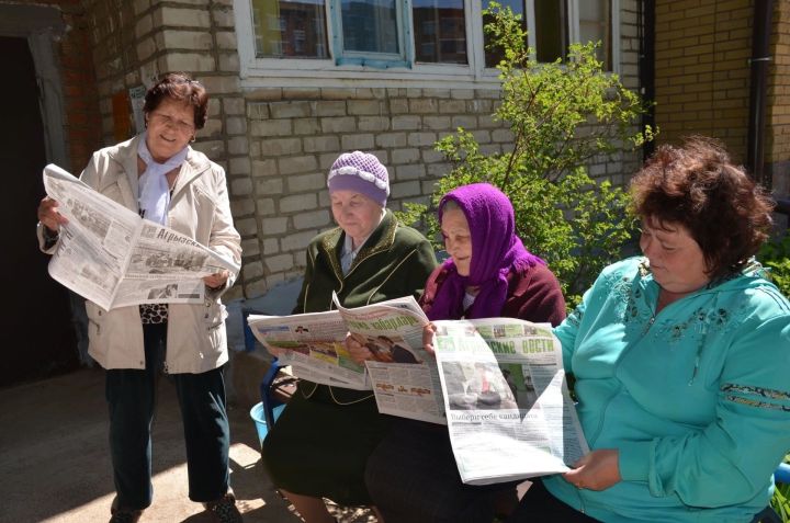 Альфия Когогина подарила подписку на районную газету «Агрызские вести»