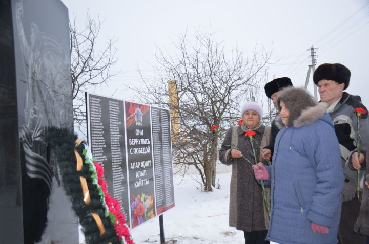 Девятерняда Бөек Ватан сугышында катнашучылар хөрмәтенә һәйкәл ачылды
