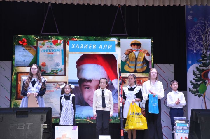 Ноутбуки, лыжи, музыкальные инструменты: Школьникам Агрызского района подарили подарки в рамках акции «Одаренным детям из глубинок»