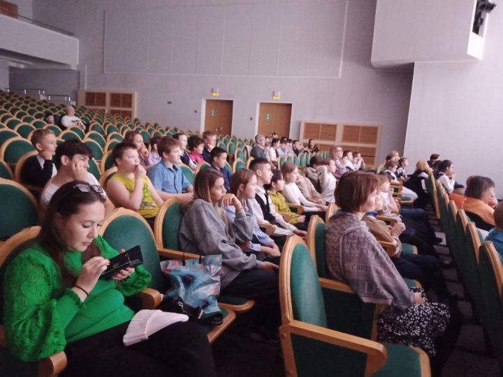 В Декаду инвалидов в Агрызе прошел показ спектакля «Вверх тормашками»