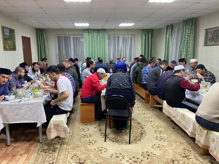 Сегодня в мечетях района пройдут первые ифтары