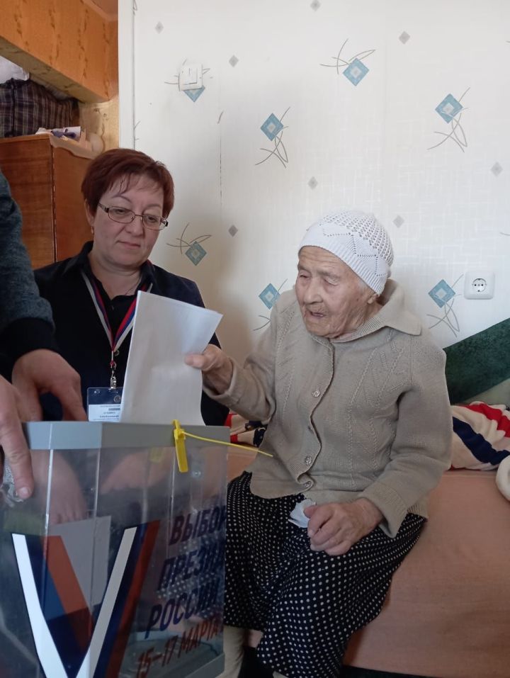 101-летняя Сазида Хаирова исполнила свой гражданский долг дома