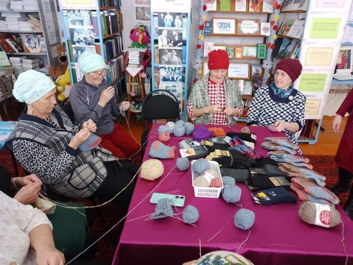 Иж-Бубый авылы китапханәсендә СВОга ярдәм итү йөзеннән носки, башмаклар бәйләү оештырылды
