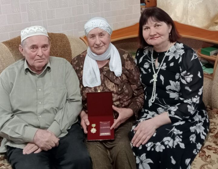 Бибел ага һәм Тәнзилә апа Ибрагимовлар бер-берсенә терәк һәм кирәк булып, бер-берсен саклап гомер итәләр