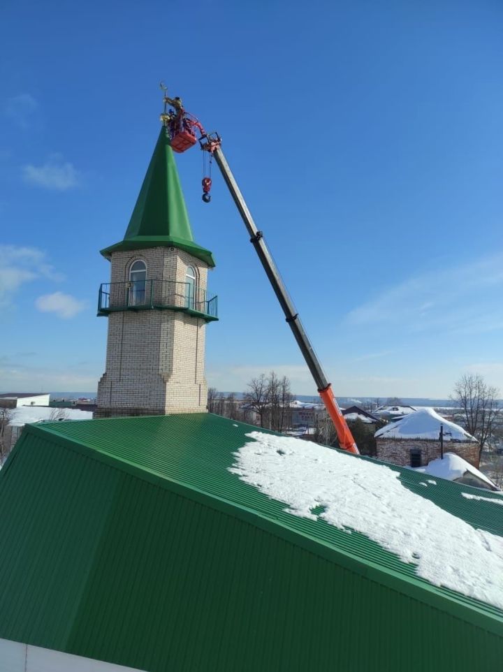 На минарет мечети «Нур» установили новый полумесяц
