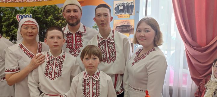 Семья Третьяковых защищает честь Агрызского района на зональном этапе фестиваля «Эхо веков в истории семьи»