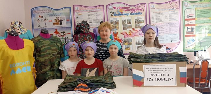 В приюте «Ласка» сшили первую партию трикотажных футболок для военнослужащих СВО