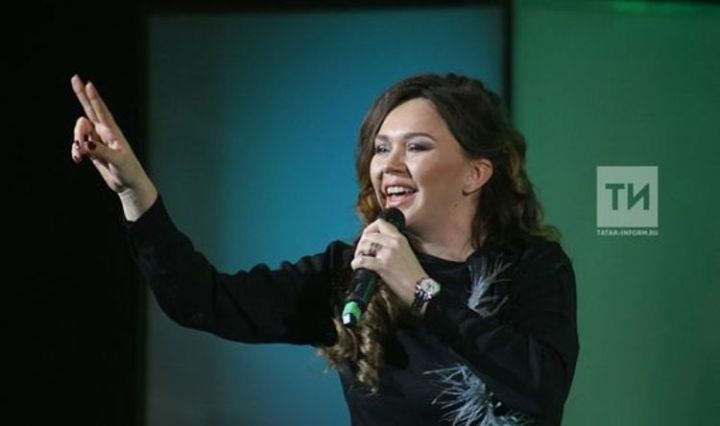 Иркәнең концертта кия торган күлмәкләре юлда чәчелеп калган
