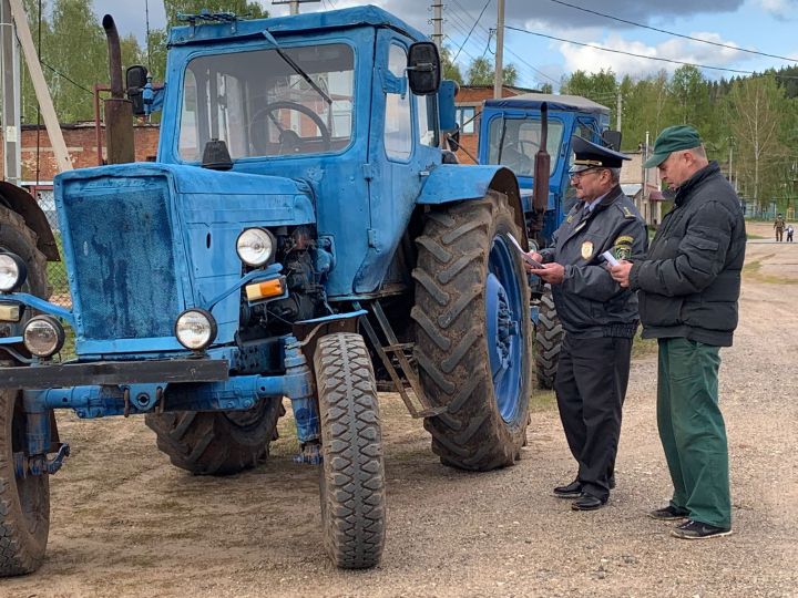 В Агрызском районе продолжается месячник технического осмотра самоходных машин и прицепов