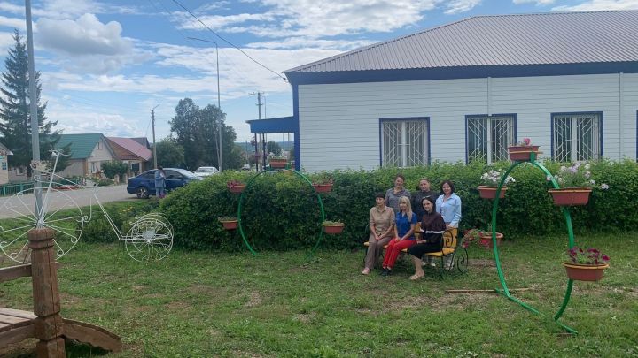 В Агрызе появился библиотечный дворик
