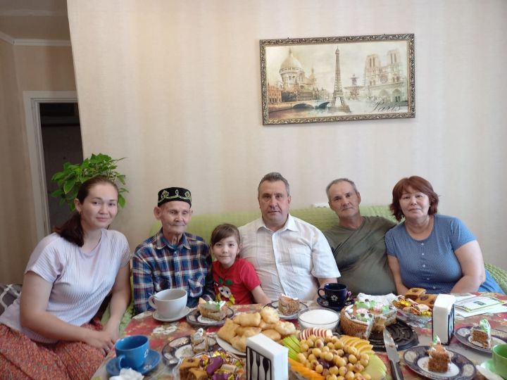 Әгерҗедә яшәүче тыл һәм хезмәт ветеранын олуг юбилее белән котладылар