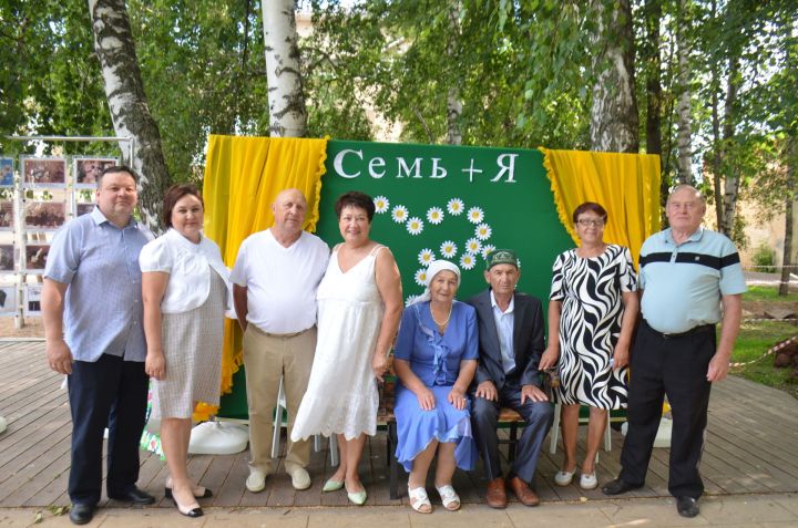 В Агрызе прошло чествование примерных семей со стажем