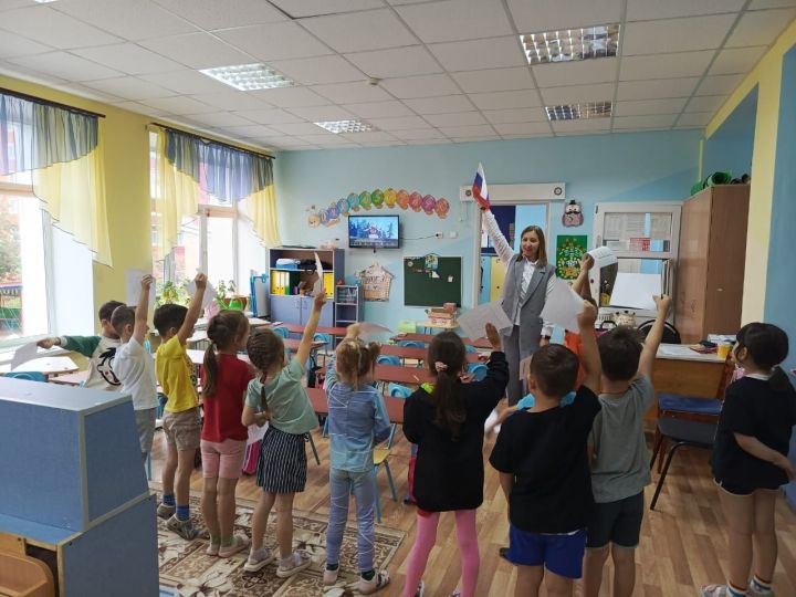В День Государственного флага РФ детская библиотека провела патриотический час для дошкольников