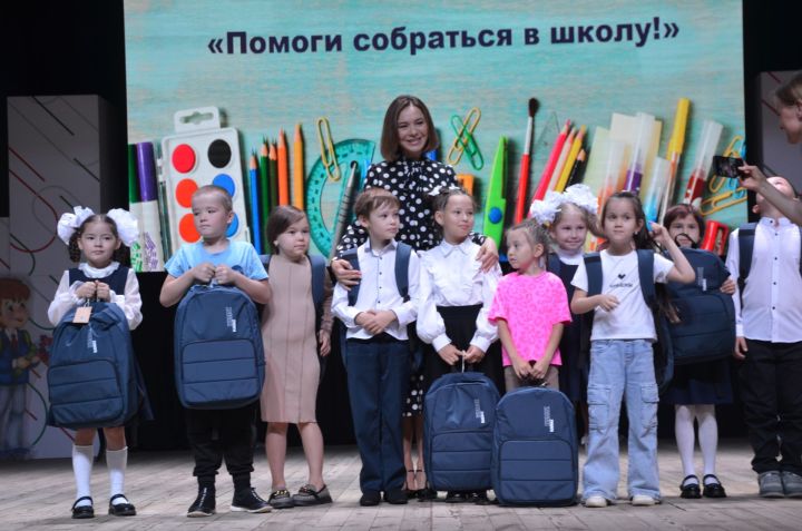 Детям бойцов СВО в Агрызе вручили школьные наборы в рамках акции «Помоги собраться в школу»