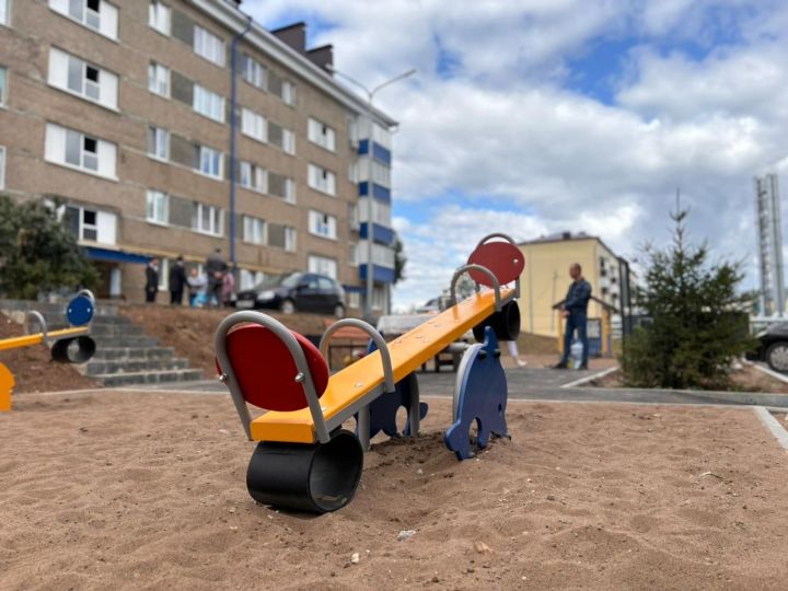 В праздничный день в Агрызе торжественно открыли двор, благоустроенный по республиканской программе