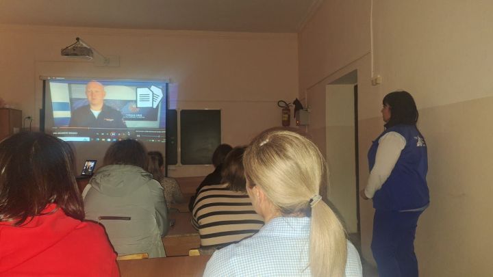 Родителям гимназии №1 напомнили о правилах ПДД