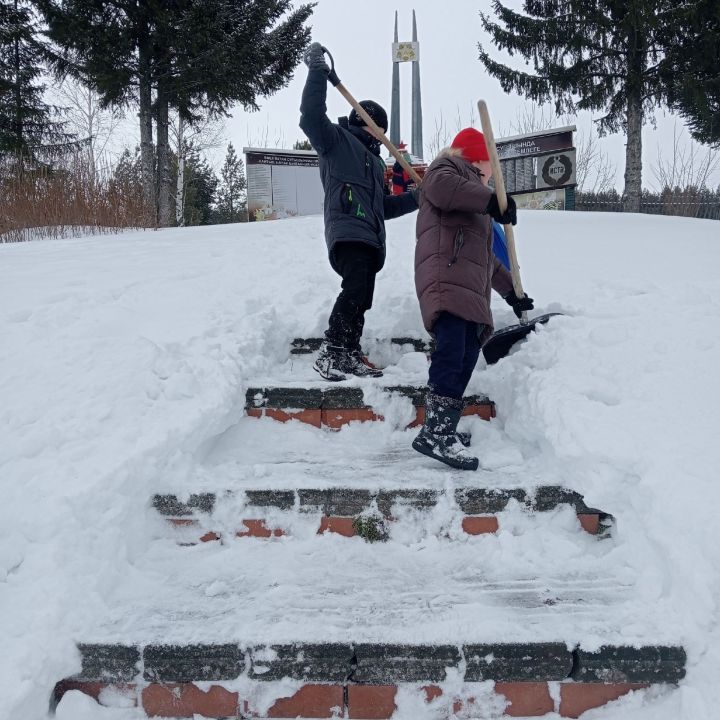 В Крындах школьники провели акцию по очистке от снега памятника воинам ВОВ