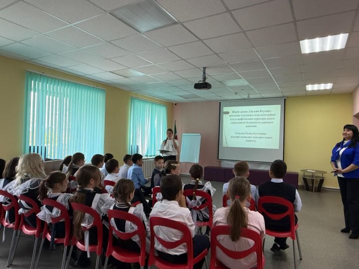 «Светофор» знаний: интерактивный урок по ПДД прошел в подростковом клубе «Ровесник»
