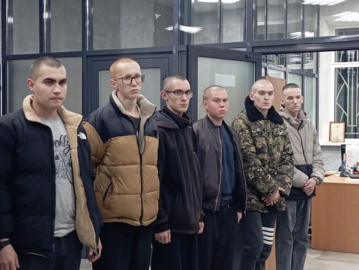 Из Агрызского района отправились на службу в армию 13 ребят