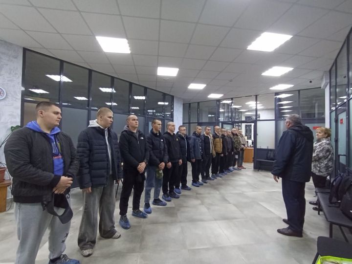 Из Агрызского района отправились на службу в армию 13 ребят