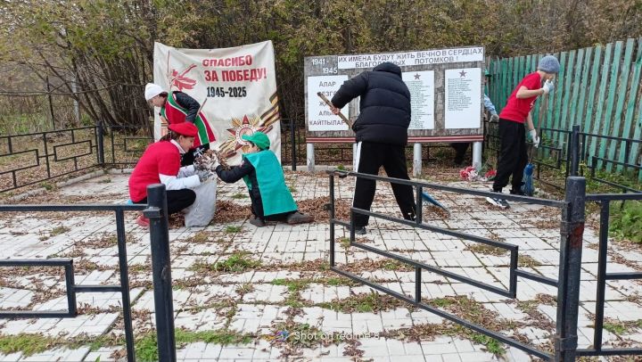 Юнармейцы Кичкетанской школы навели порядок возле обелиска в деревне Хор Ключ