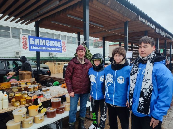 Активисты «Молодой Гвардии» оказали волонтерскую поддержку на сельхозярмарке в Агрызе
