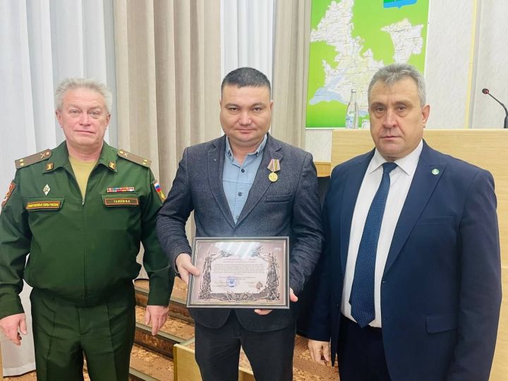 Агрызские руководители награждены за поддержку участников СВО