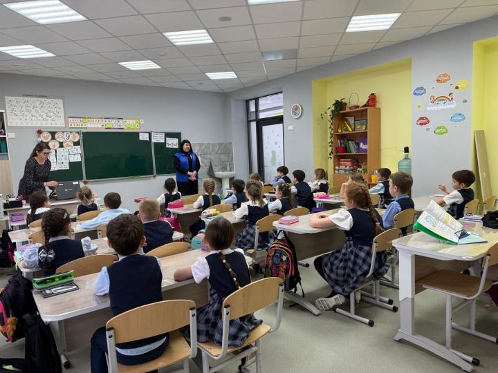 В школе №4 Агрыза первоклассникам напомнили о правилах безопасности на дороге
