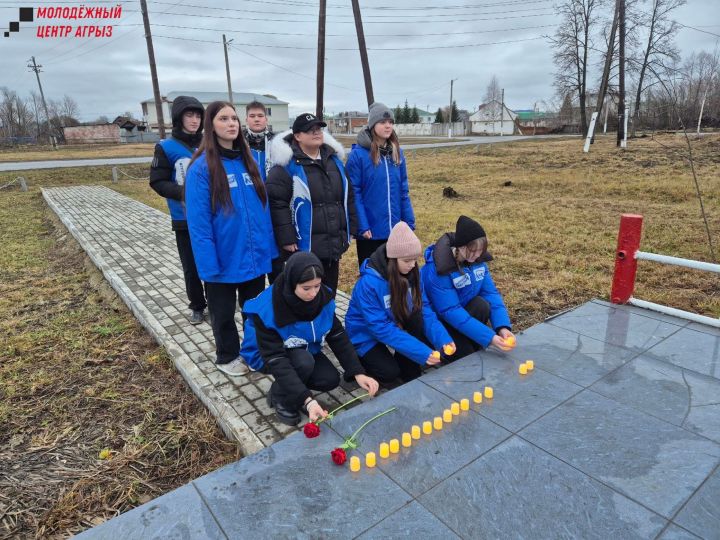 Сотрудники и активисты Молодёжного центра почтили память Неизвестного солдата