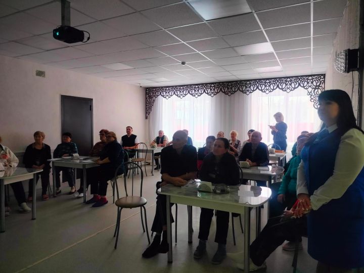 В социальном центре «Красноборская дубрава» говорили о правилах дорожного движения
