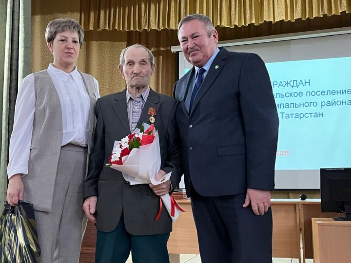 Труженикам тыла в Красном Боре вручили юбилейные медали в честь 80-летия Победы