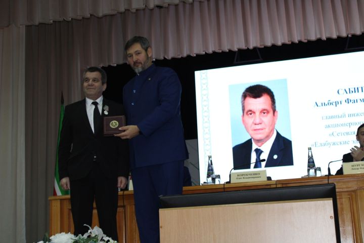 Олег Коробченко вручил заслуженные награды жителям Агрызского района