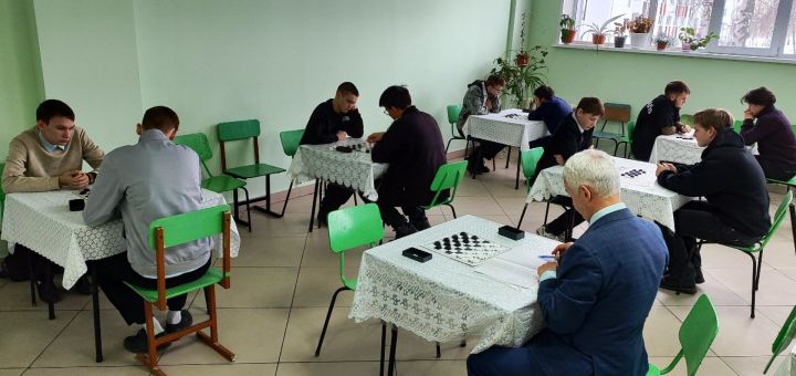 Көллияттә шашка турниры: Акыл, логика һәм жиңәргә омтылу