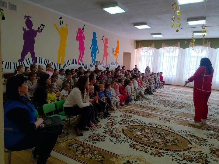 Малышам из детского сада №7 показали спектакль по правилам дорожного движения