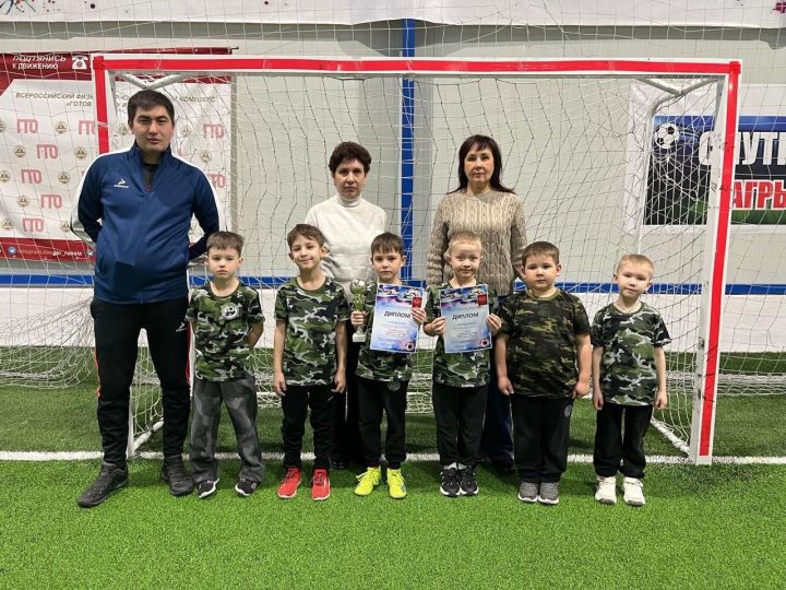 В Агрызском манеже прошел турнир по мини-футболу «Спорт и армия – едины 2025»