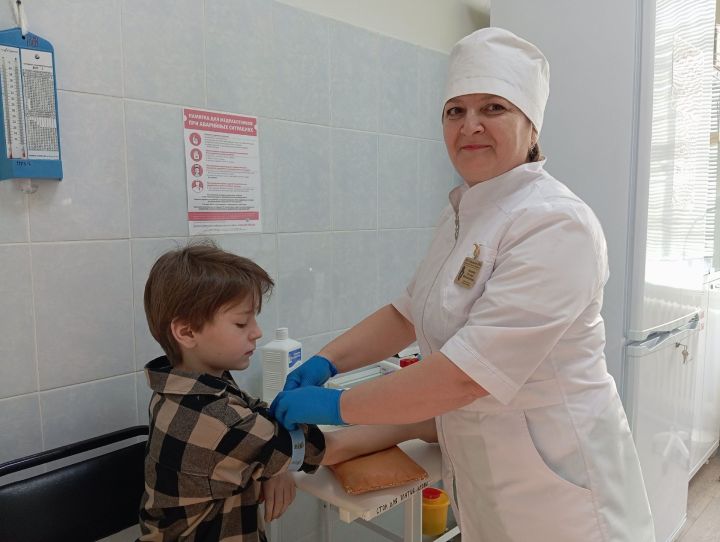 История медсестры Гульнары Ясовиевой: 32 года доброты и профессионализма в детской поликлинике