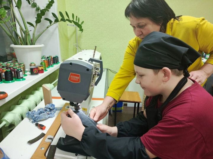 «Наз» приютында тәрбияләнүчеләр күннән аяк киеме тегү нечкәлекләренә төшенә