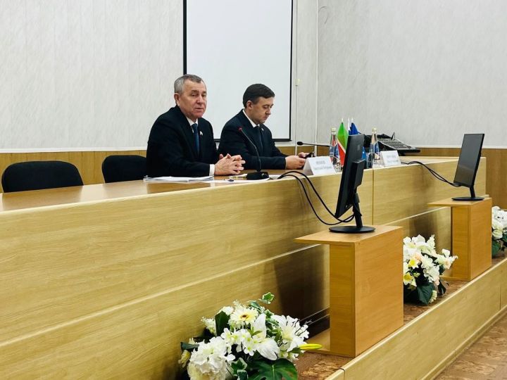 Депутат Госдумы РФ Анатолий Иванов встретился с руководителями и работниками учреждений образования Агрыза