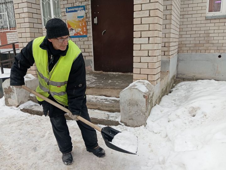 Кто дарит жителям многоквартирных домов Агрыза чистые дворы?