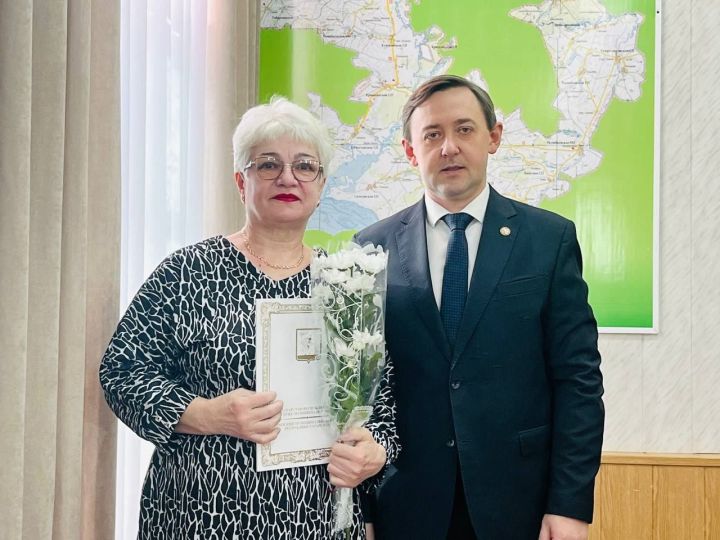 В администрации Агрызского района состоялось торжественное награждение работников ЖКХ и бытового обслуживания