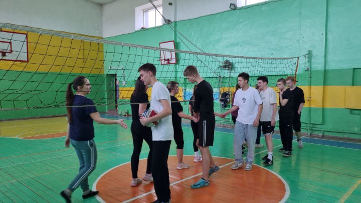 В Агрызе молодежь сразилась в волейбольном поединке, посвященном 80-летию Победы