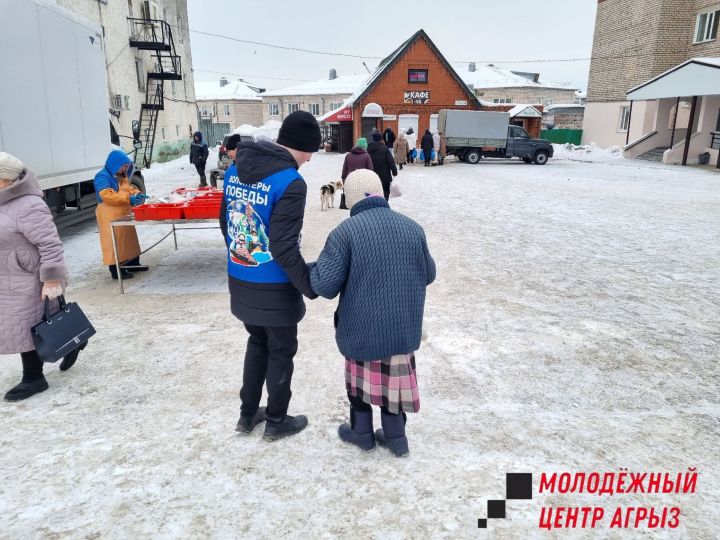 Волонтеры помогли пожилым людям на Масленичной ярмарке в Агрызе