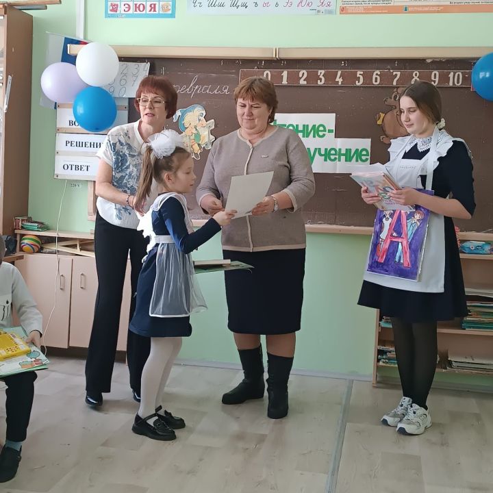 Праздник «Прощание с Азбукой» в Красноборской школе: первоклассники отправились в путешествие по Букваринску